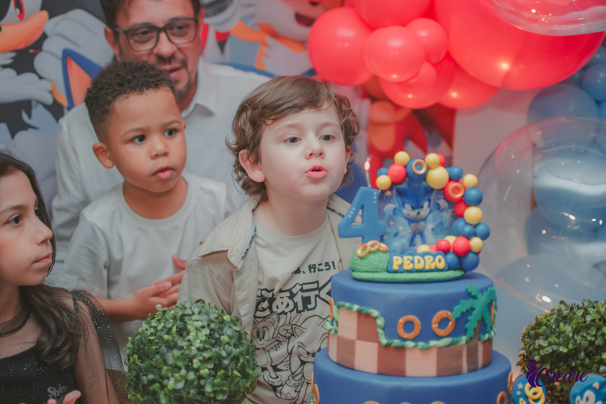 Aniversário de menino de 4 anos, festa infantil em São Bernardo do Campo. Decoração com tema Sonic, festa em casa.
