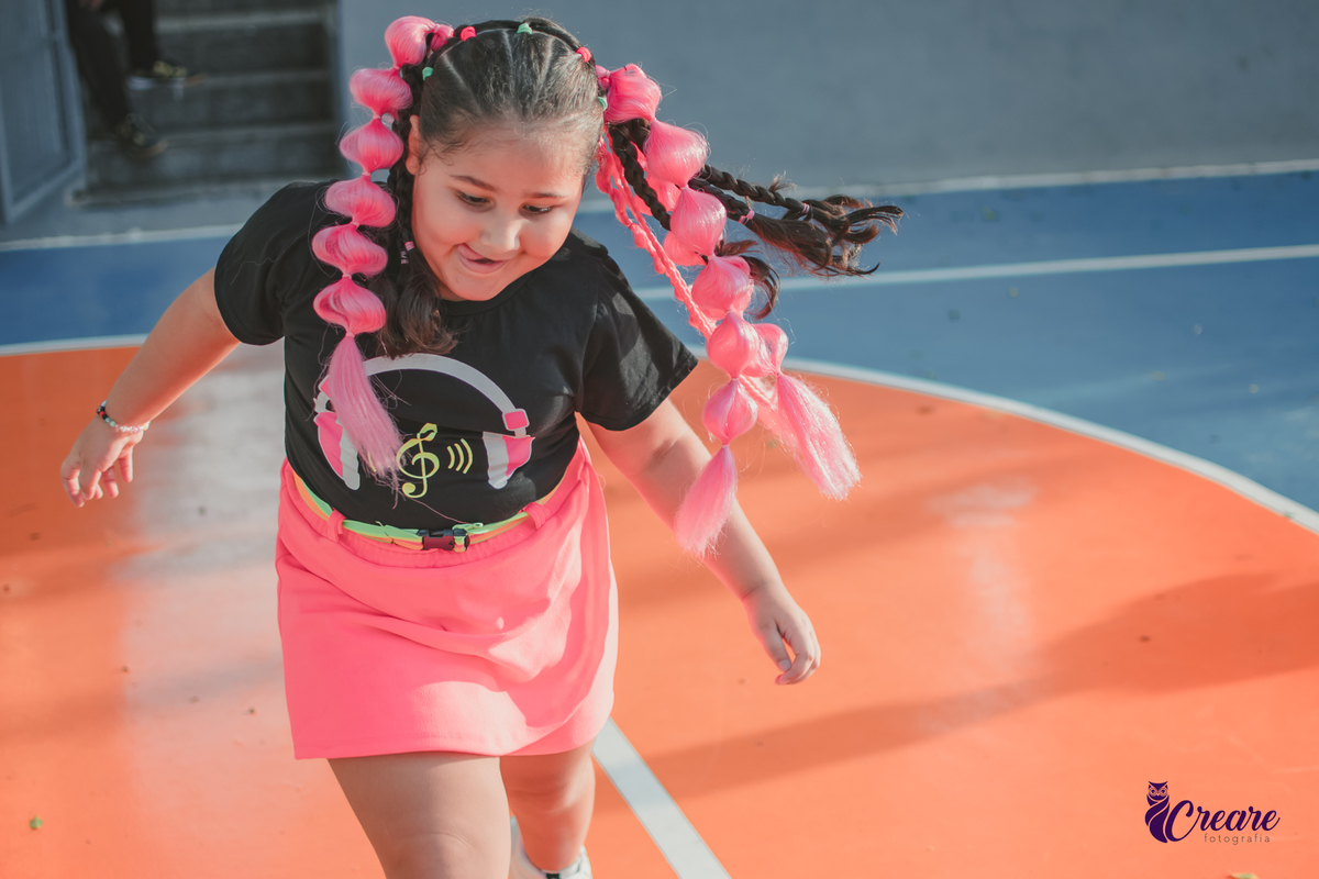 fotografia de festa de aniversário de menina de 6 anos, festa infantil em casa com tema neon. Fotógrafo em Mauá, Fotógraafo em Santo André, fotógrafo em SBC.