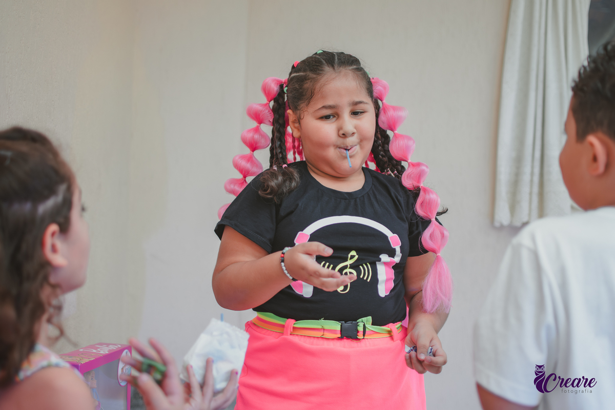 fotografia de festa de aniversário de menina de 6 anos, festa infantil em casa com tema neon. Fotógrafo em Mauá, Fotógraafo em Santo André, fotógrafo em SBC.
