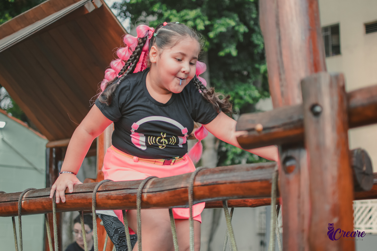 fotografia de festa de aniversário de menina de 6 anos, festa infantil em casa com tema neon. Fotógrafo em Mauá, Fotógraafo em Santo André, fotógrafo em SBC.