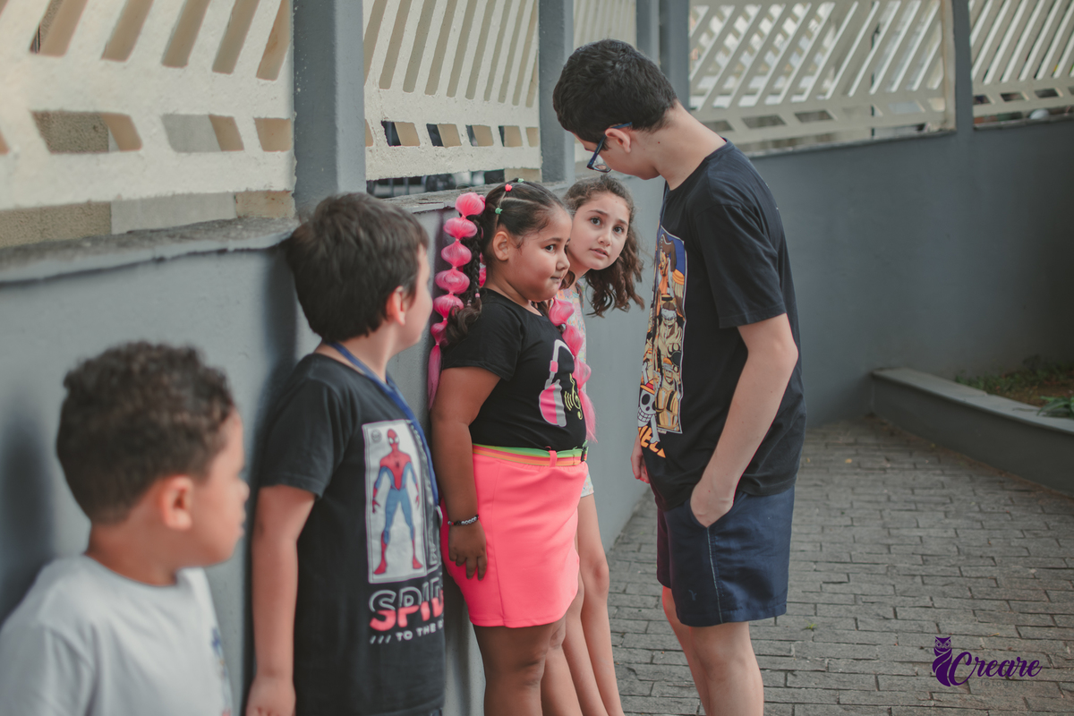 fotografia de festa de aniversário de menina de 6 anos, festa infantil em casa com tema neon. Fotógrafo em Mauá, Fotógraafo em Santo André, fotógrafo em SBC.