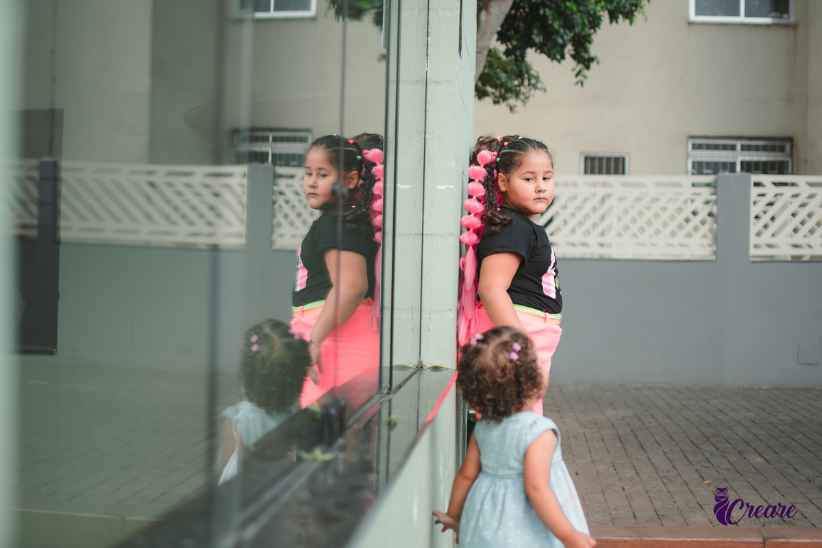 fotografia de festa de aniversário de menina de 6 anos, festa infantil em casa com tema neon. Fotógrafo em Mauá, Fotógraafo em Santo André, fotógrafo em SBC.