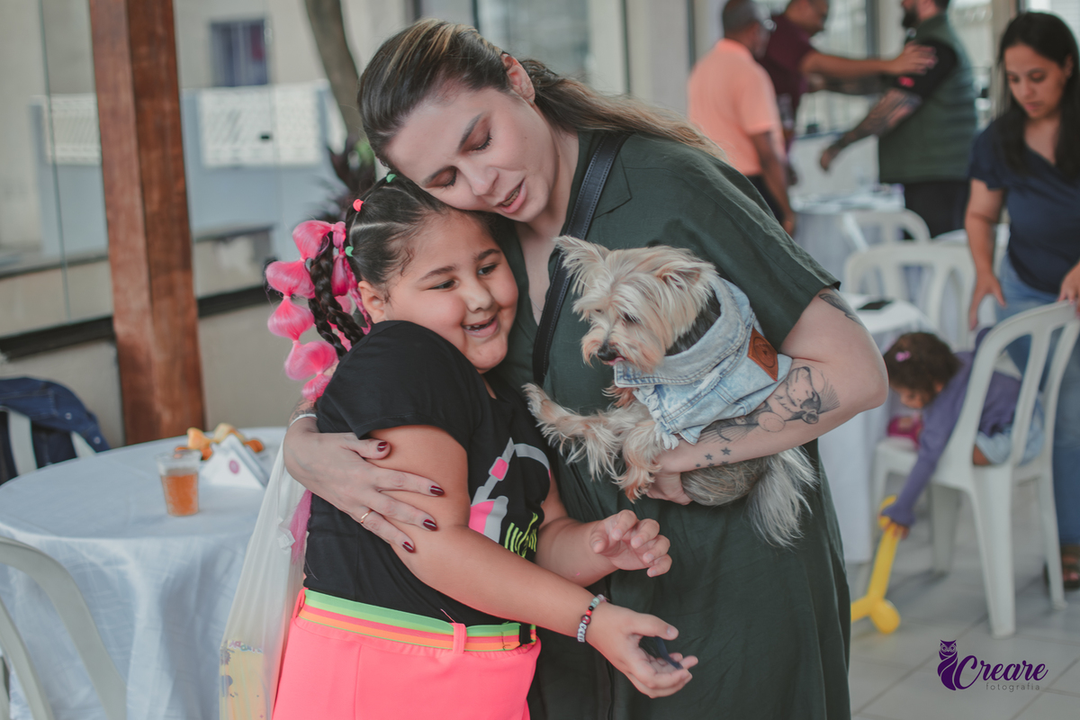 fotografia de festa de aniversário de menina de 6 anos, festa infantil em casa com tema neon. Fotógrafo em Mauá, Fotógraafo em Santo André, fotógrafo em SBC.