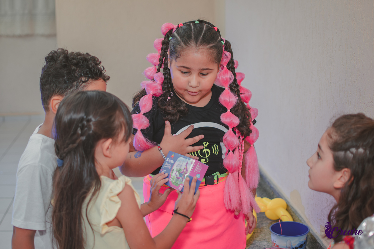 fotografia de festa de aniversário de menina de 6 anos, festa infantil em casa com tema neon. Fotógrafo em Mauá, Fotógraafo em Santo André, fotógrafo em SBC.