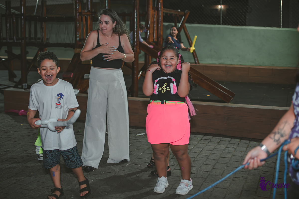 fotografia de festa de aniversário de menina de 6 anos, festa infantil em casa com tema neon. Fotógrafo em Mauá, Fotógraafo em Santo André, fotógrafo em SBC.