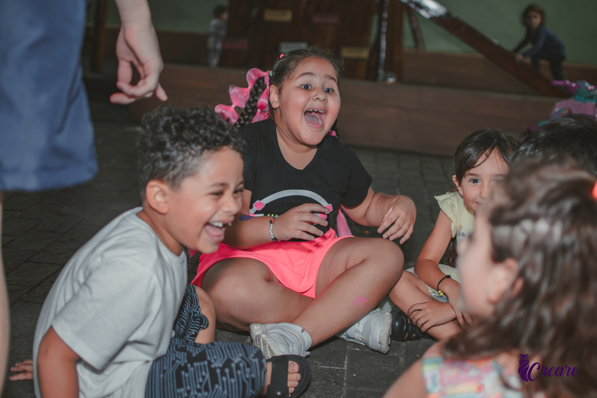 fotografia de festa de aniversário de menina de 6 anos, festa infantil em casa com tema neon. Fotógrafo em Mauá, Fotógraafo em Santo André, fotógrafo em SBC.