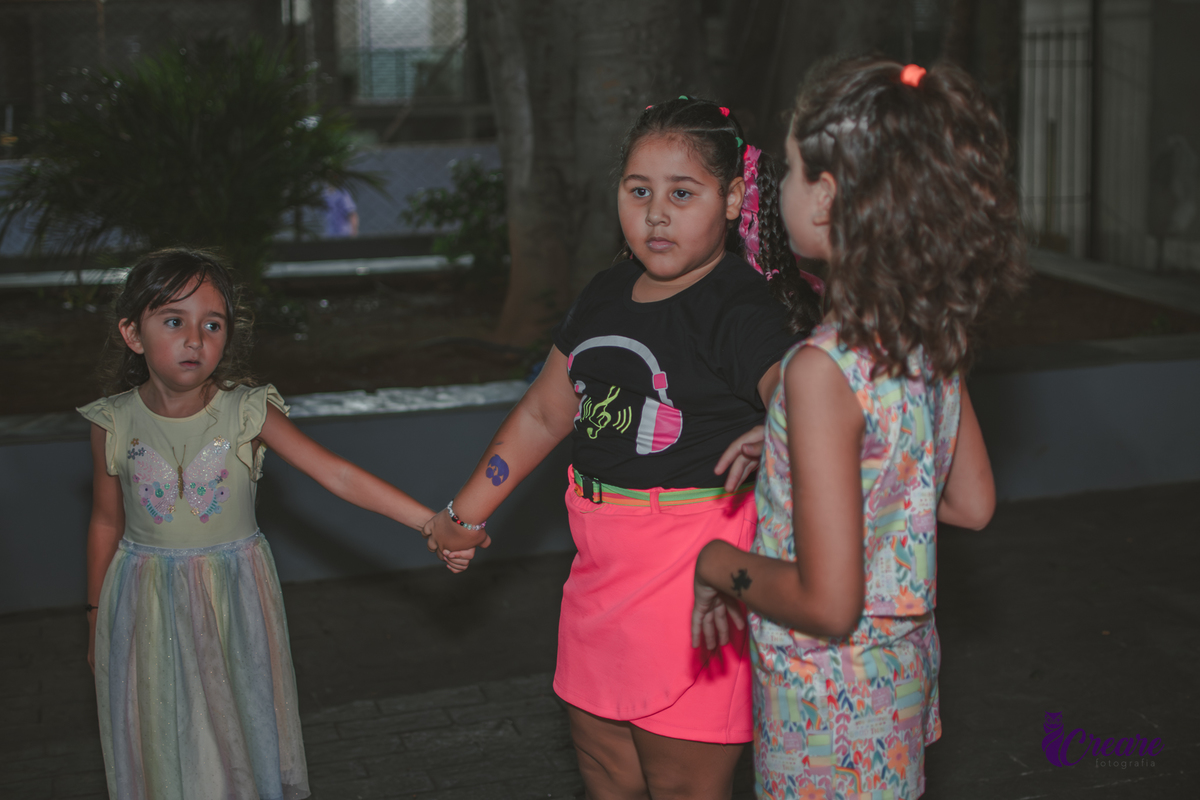 fotografia de festa de aniversário de menina de 6 anos, festa infantil em casa com tema neon. Fotógrafo em Mauá, Fotógraafo em Santo André, fotógrafo em SBC.