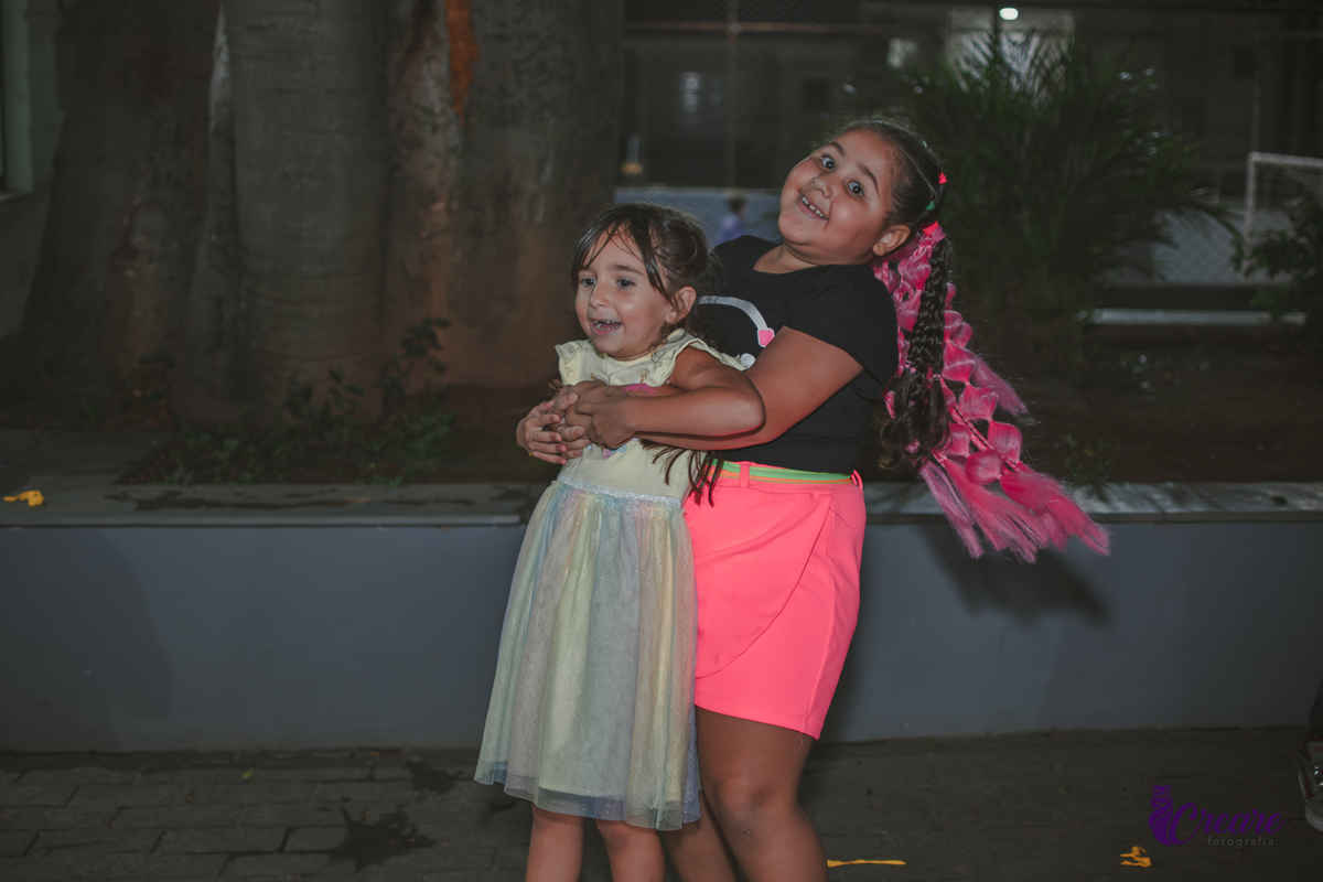 fotografia de festa de aniversário de menina de 6 anos, festa infantil em casa com tema neon. Fotógrafo em Mauá, Fotógraafo em Santo André, fotógrafo em SBC.