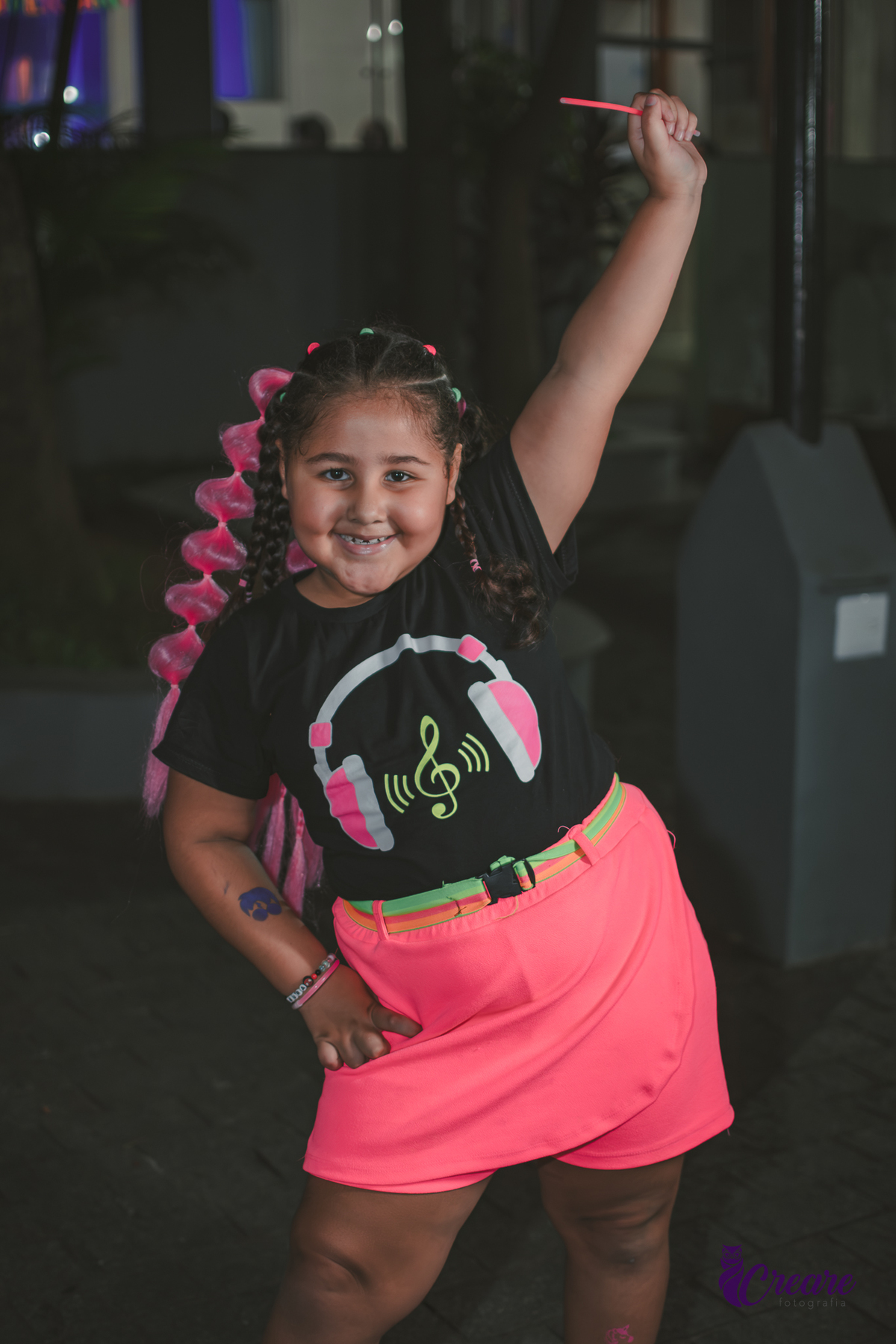 fotografia de festa de aniversário de menina de 6 anos, festa infantil em casa com tema neon. Fotógrafo em Mauá, Fotógraafo em Santo André, fotógrafo em SBC.