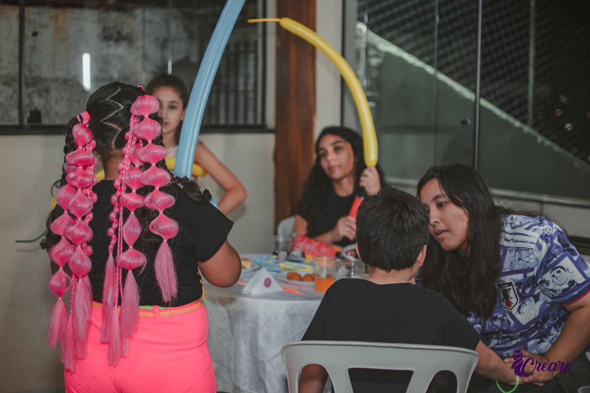 fotografia de festa de aniversário de menina de 6 anos, festa infantil em casa com tema neon. Fotógrafo em Mauá, Fotógraafo em Santo André, fotógrafo em SBC.