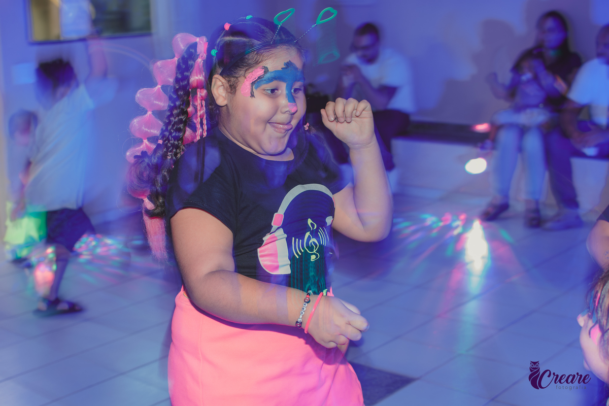fotografia de festa de aniversário de menina de 6 anos, festa infantil em casa com tema neon. Fotógrafo em Mauá, Fotógraafo em Santo André, fotógrafo em SBC.