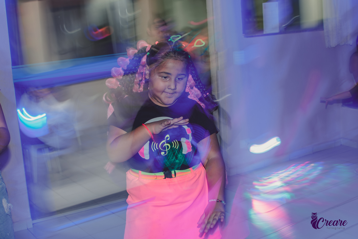 fotografia de festa de aniversário de menina de 6 anos, festa infantil em casa com tema neon. Fotógrafo em Mauá, Fotógraafo em Santo André, fotógrafo em SBC.