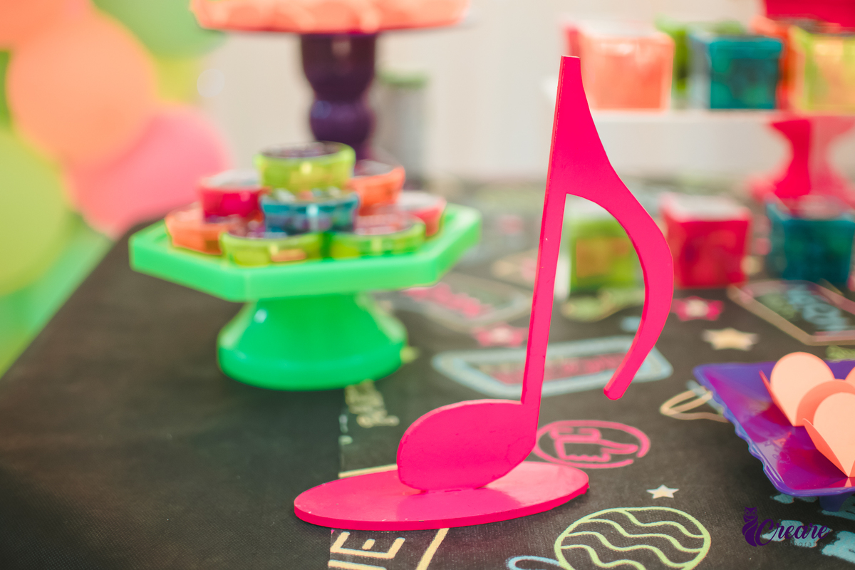 fotografia de festa de aniversário de menina de 6 anos, festa infantil em casa com tema neon. Fotógrafo em Mauá, Fotógraafo em Santo André, fotógrafo em SBC.