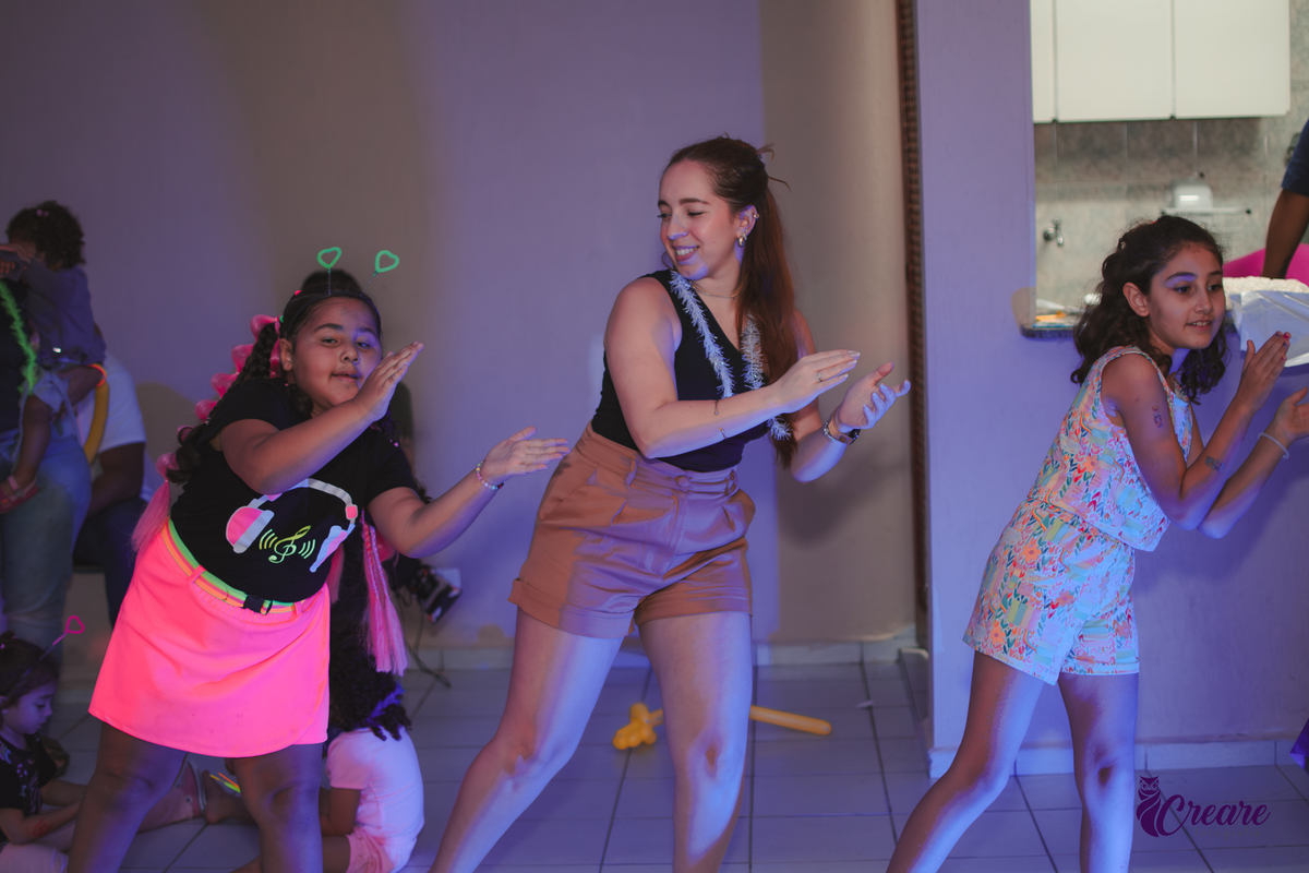 fotografia de festa de aniversário de menina de 6 anos, festa infantil em casa com tema neon. Fotógrafo em Mauá, Fotógraafo em Santo André, fotógrafo em SBC.