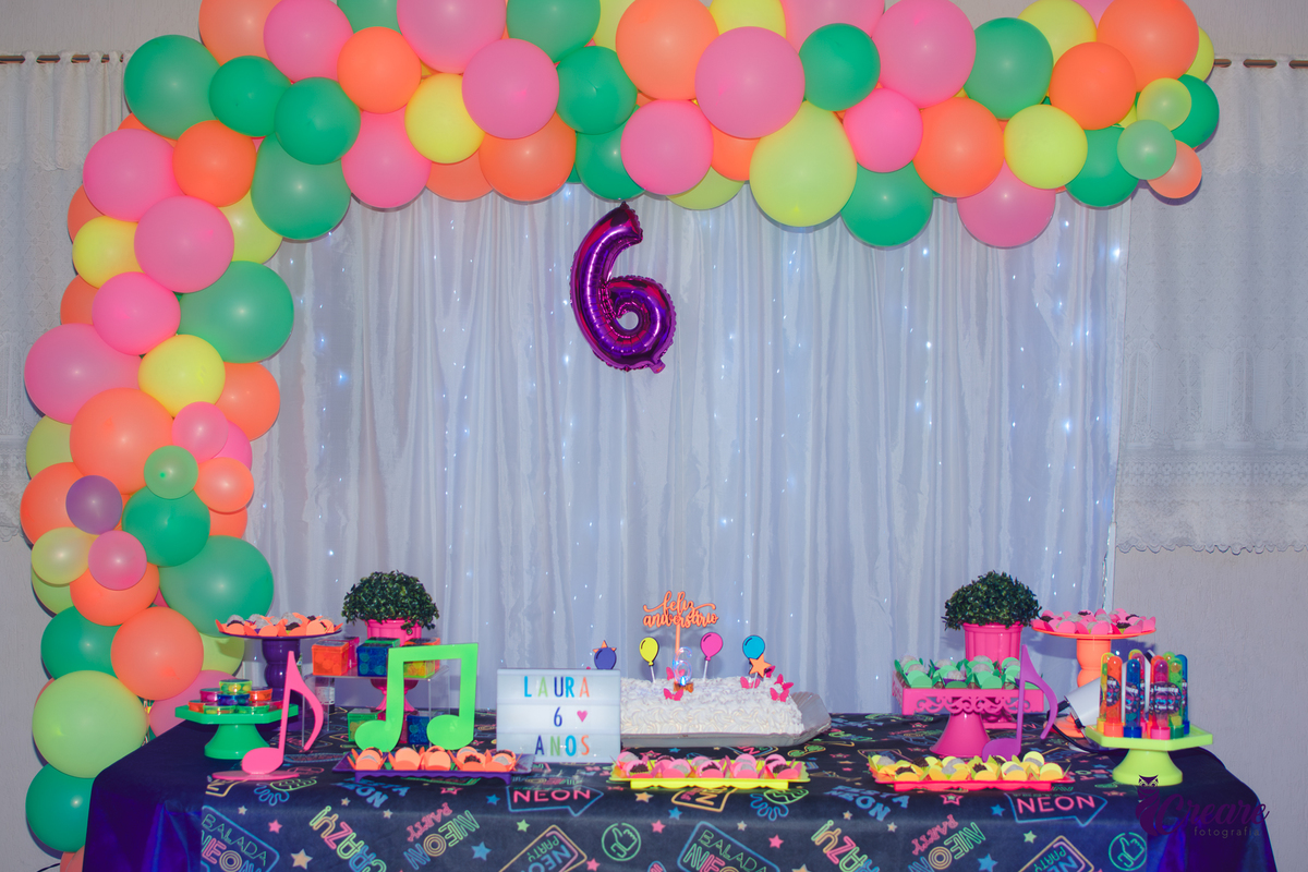 fotografia de festa de aniversário de menina de 6 anos, festa infantil em casa com tema neon. Fotógrafo em Mauá, Fotógraafo em Santo André, fotógrafo em SBC.