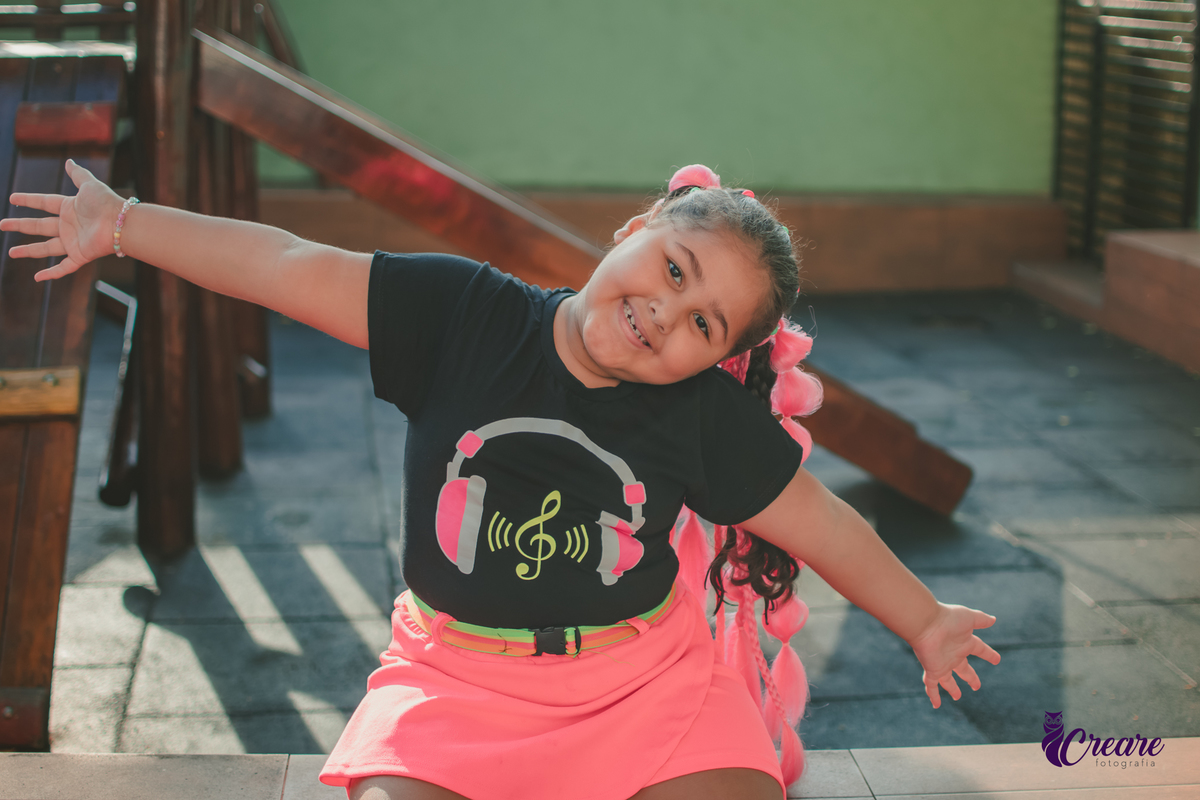 fotografia de festa de aniversário de menina de 6 anos, festa infantil em casa com tema neon. Fotógrafo em Mauá, Fotógraafo em Santo André, fotógrafo em SBC.