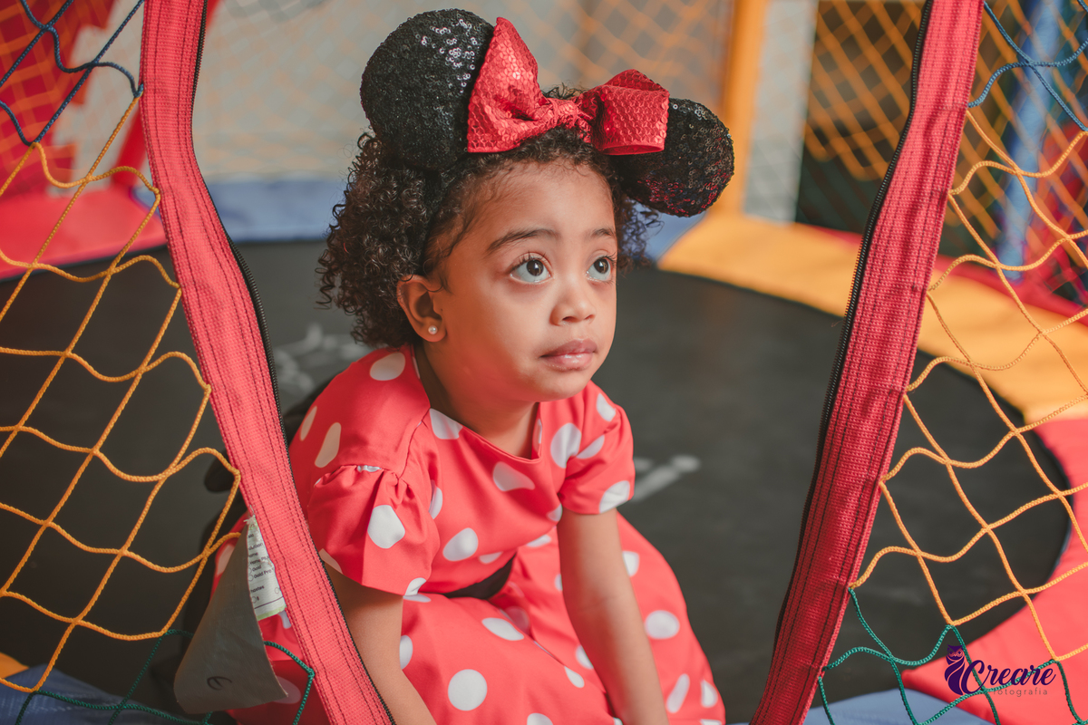 fotografia de aniversário infantil feito em casa, com tema Minnie. Festa de aniversário de menina de 3 anos. fotógrafo em Mauá, fotógrafo em Santo André, fotógrafo em SBC. Fotógrafo no ABC Paulista.
