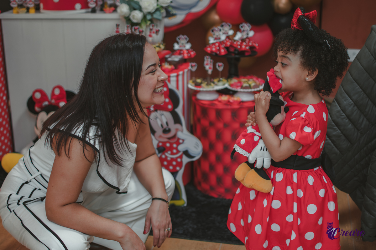 fotografia de aniversário infantil feito em casa, com tema Minnie. Festa de aniversário de menina de 3 anos. fotógrafo em Mauá, fotógrafo em Santo André, fotógrafo em SBC. Fotógrafo no ABC Paulista.