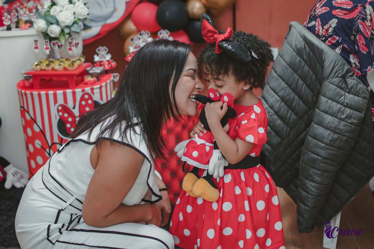fotografia de aniversário infantil feito em casa, com tema Minnie. Festa de aniversário de menina de 3 anos. fotógrafo em Mauá, fotógrafo em Santo André, fotógrafo em SBC. Fotógrafo no ABC Paulista.