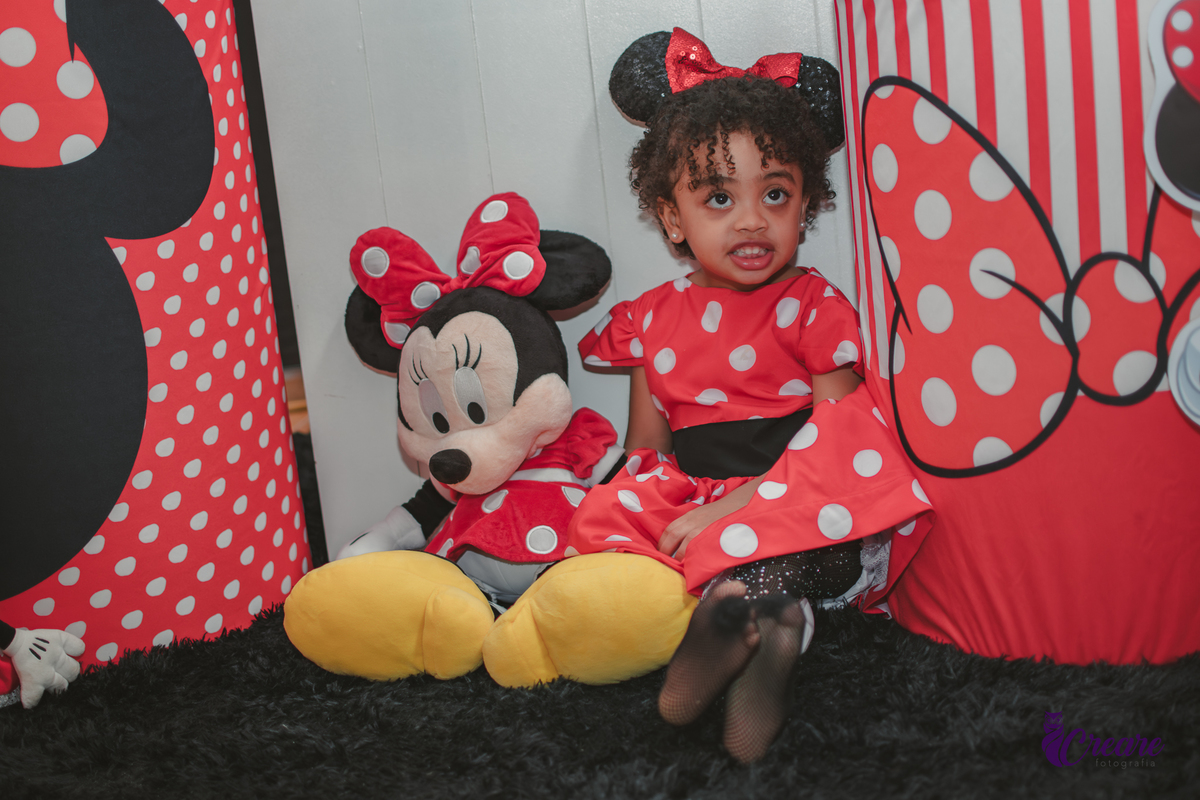 fotografia de aniversário infantil feito em casa, com tema Minnie. Festa de aniversário de menina de 3 anos. fotógrafo em Mauá, fotógrafo em Santo André, fotógrafo em SBC. Fotógrafo no ABC Paulista.