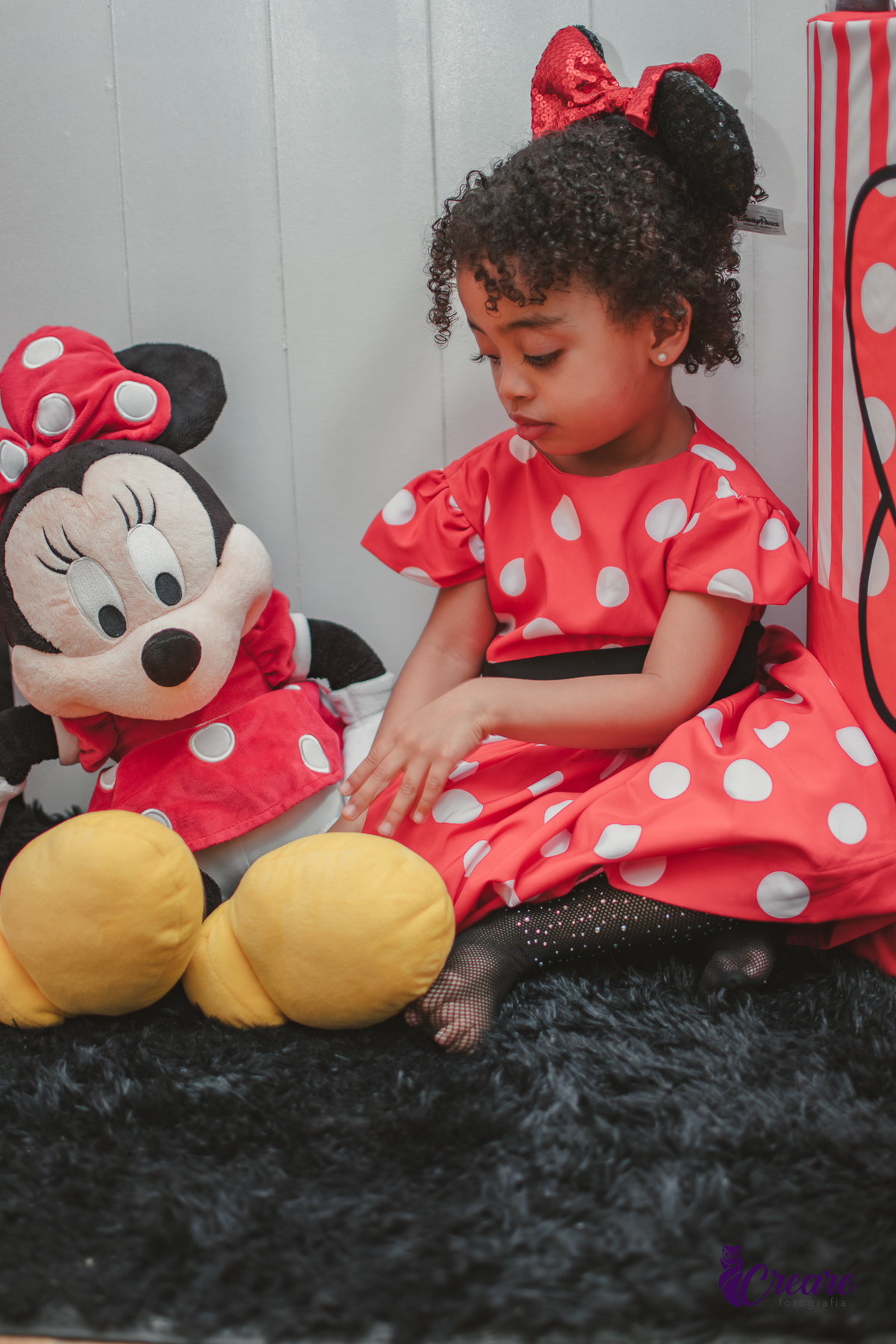 fotografia de aniversário infantil feito em casa, com tema Minnie. Festa de aniversário de menina de 3 anos. fotógrafo em Mauá, fotógrafo em Santo André, fotógrafo em SBC. Fotógrafo no ABC Paulista.
