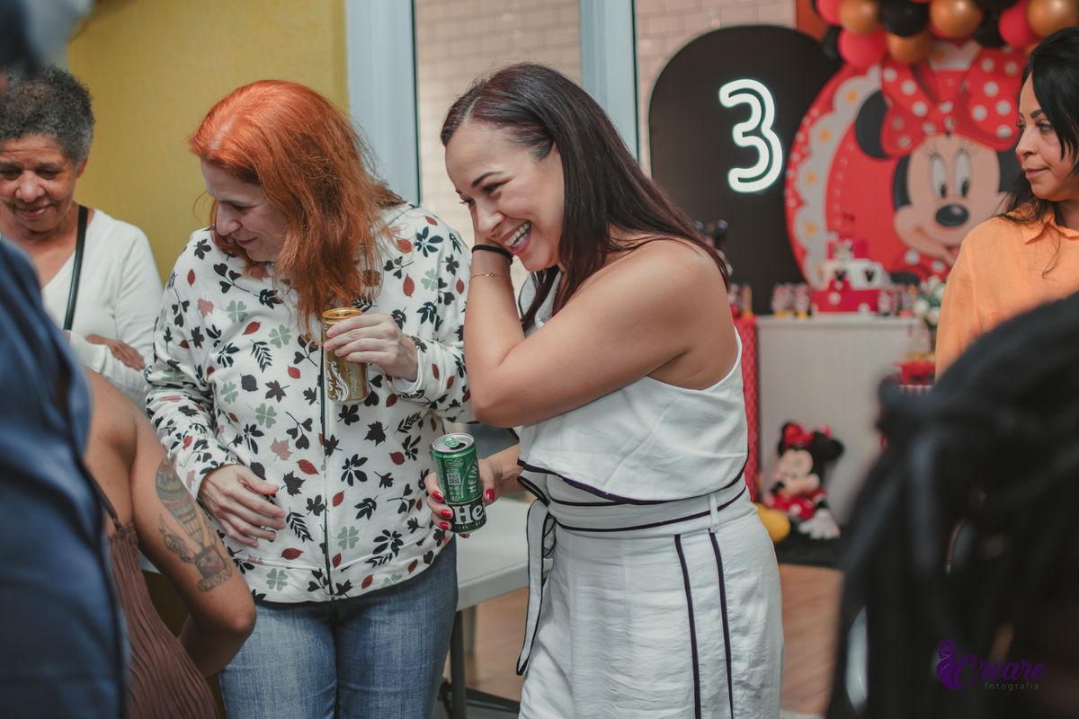 fotografia de aniversário infantil feito em casa, com tema Minnie. Festa de aniversário de menina de 3 anos. fotógrafo em Mauá, fotógrafo em Santo André, fotógrafo em SBC. Fotógrafo no ABC Paulista.