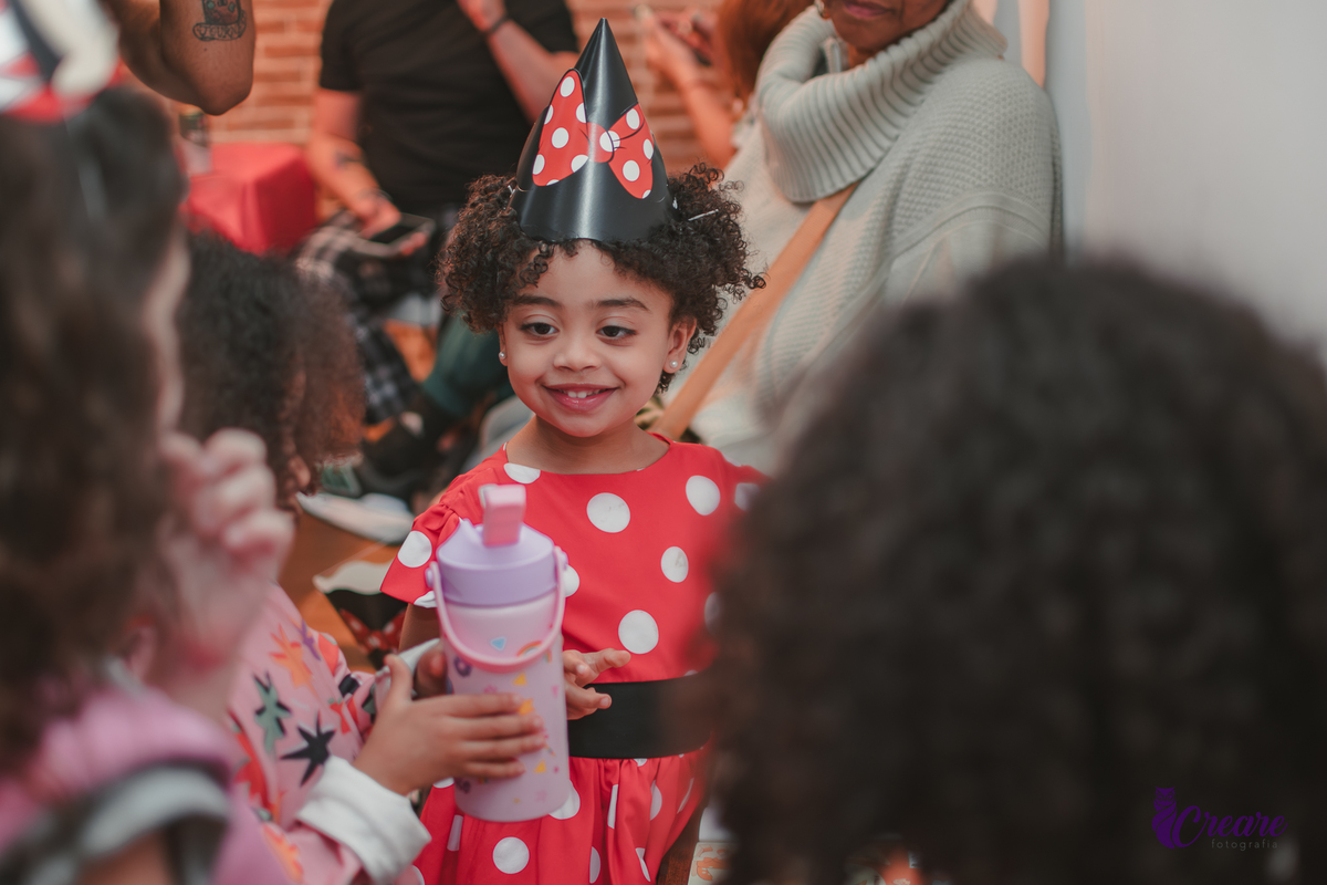 fotografia de aniversário infantil feito em casa, com tema Minnie. Festa de aniversário de menina de 3 anos. fotógrafo em Mauá, fotógrafo em Santo André, fotógrafo em SBC. Fotógrafo no ABC Paulista.