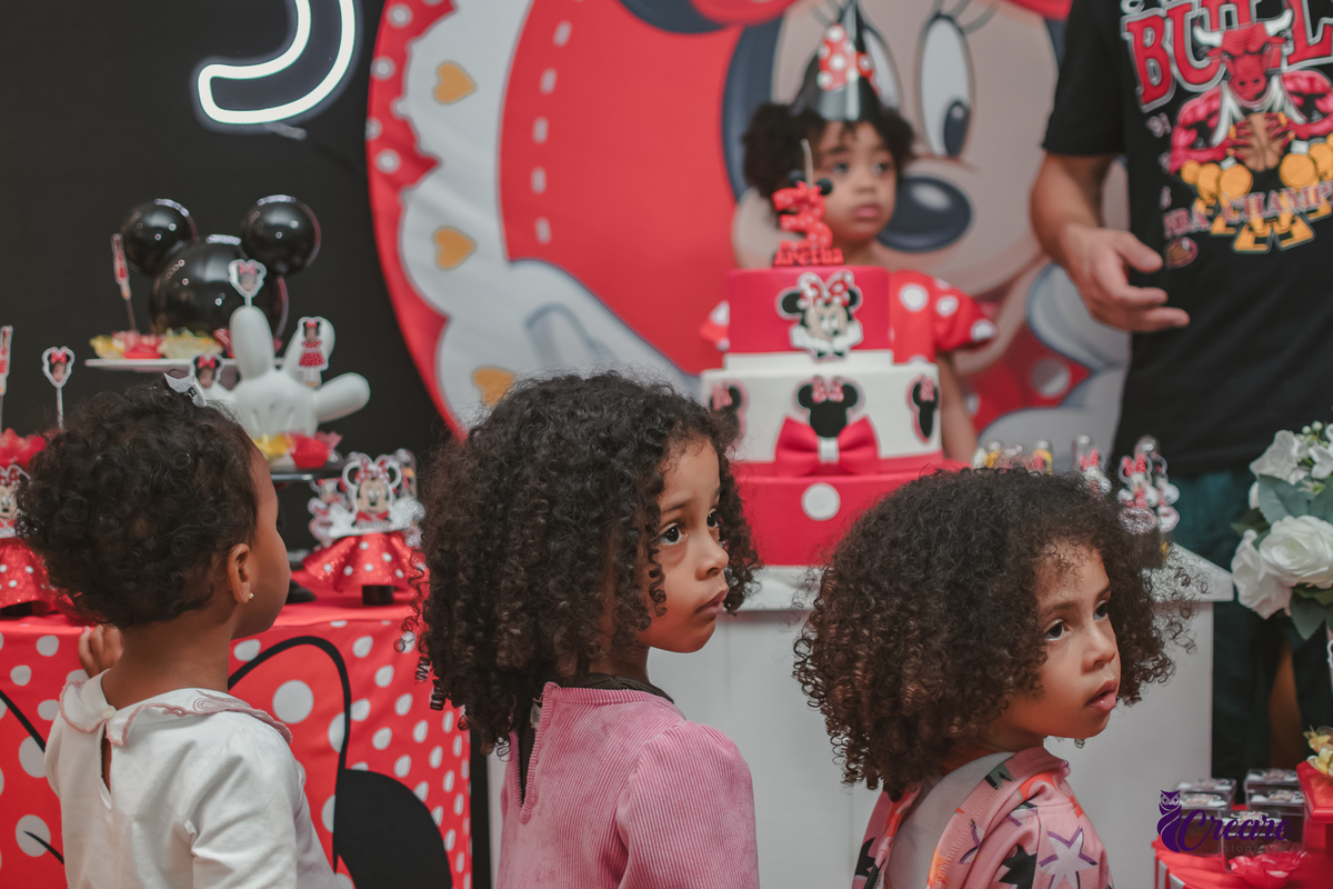 fotografia de aniversário infantil feito em casa, com tema Minnie. Festa de aniversário de menina de 3 anos. fotógrafo em Mauá, fotógrafo em Santo André, fotógrafo em SBC. Fotógrafo no ABC Paulista.