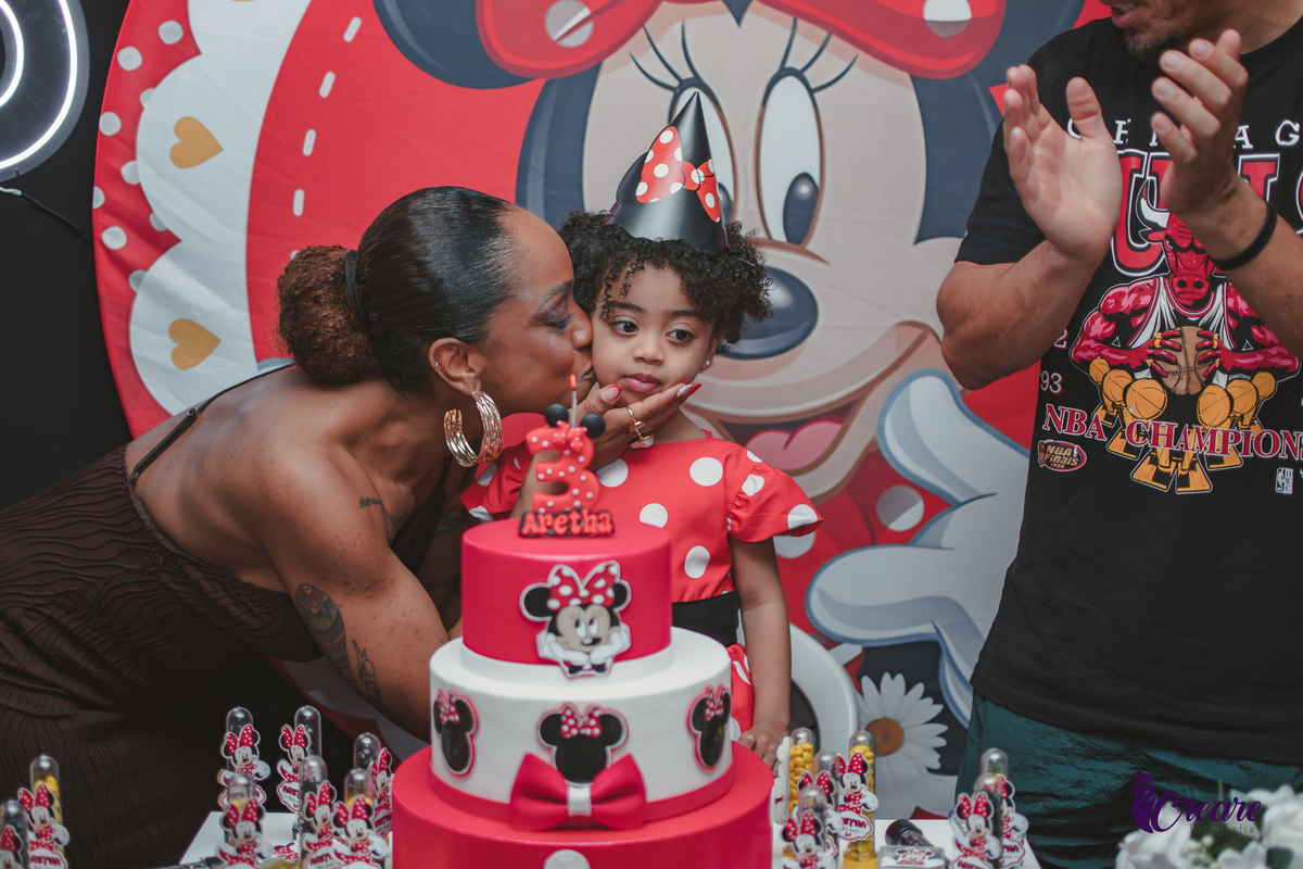 fotografia de aniversário infantil feito em casa, com tema Minnie. Festa de aniversário de menina de 3 anos. fotógrafo em Mauá, fotógrafo em Santo André, fotógrafo em SBC. Fotógrafo no ABC Paulista.