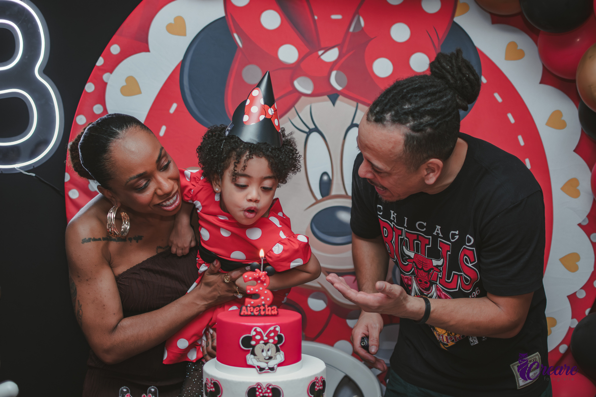 fotografia de aniversário infantil feito em casa, com tema Minnie. Festa de aniversário de menina de 3 anos. fotógrafo em Mauá, fotógrafo em Santo André, fotógrafo em SBC. Fotógrafo no ABC Paulista.