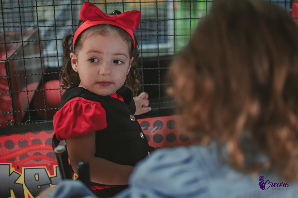 fotografia de aniversário de 3 anos com tema minnie, fotógrafo de festa infantil em São Bernardo do Campo.