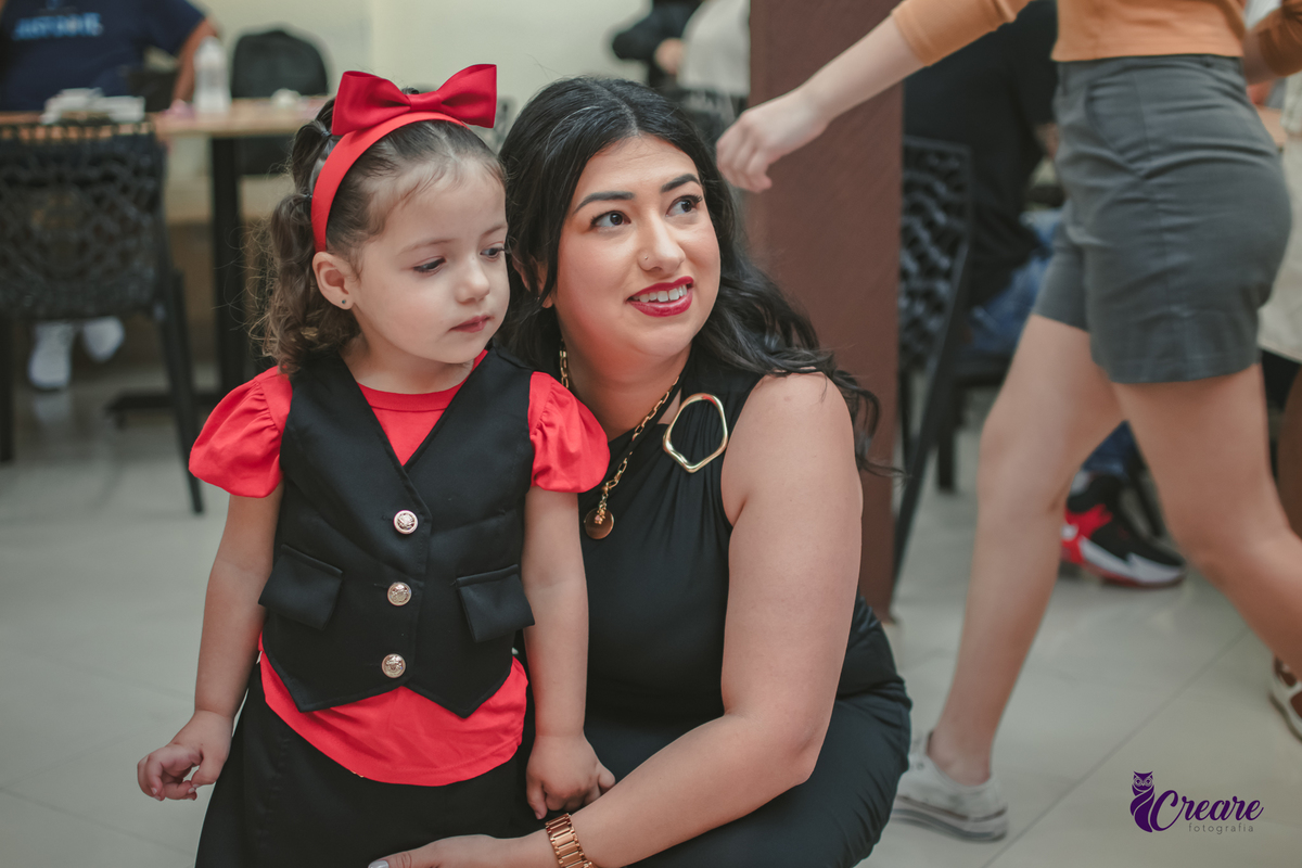 fotografia de aniversário de 3 anos com tema minnie, fotógrafo de festa infantil em São Bernardo do Campo.
