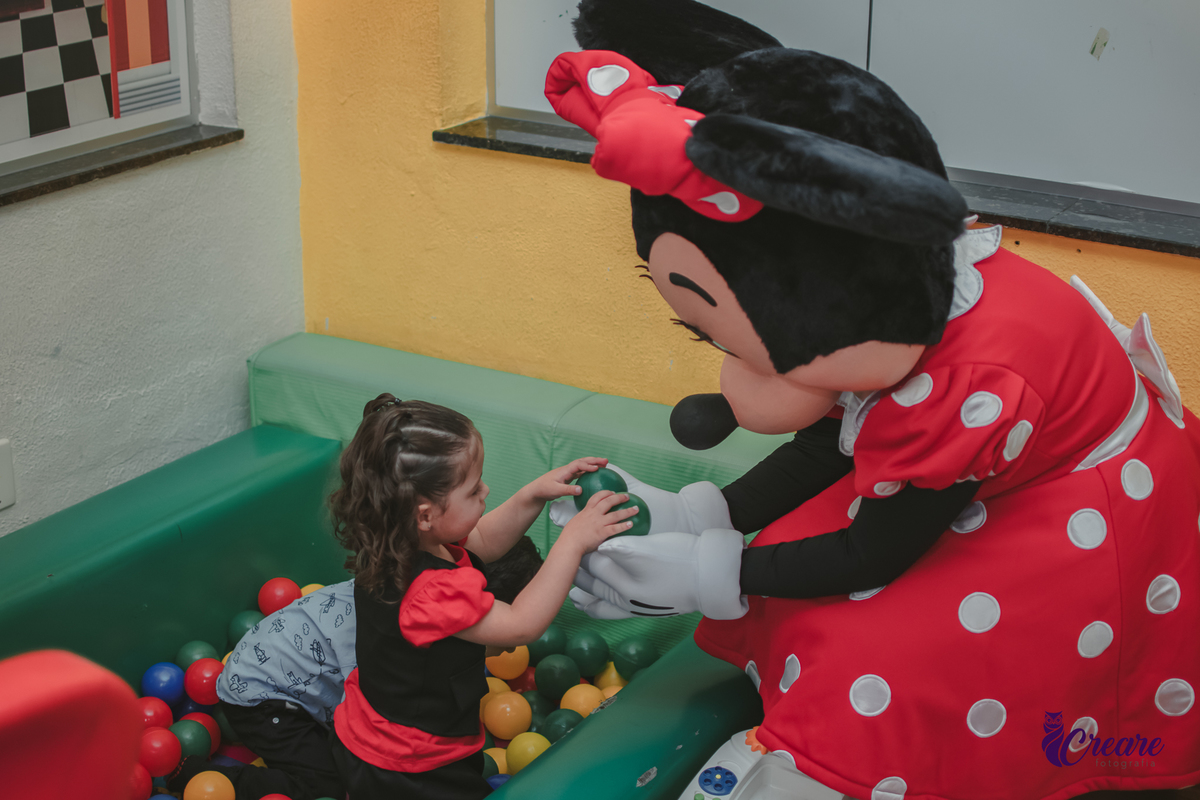 fotografia de aniversário de 3 anos com tema minnie, fotógrafo de festa infantil em São Bernardo do Campo.
