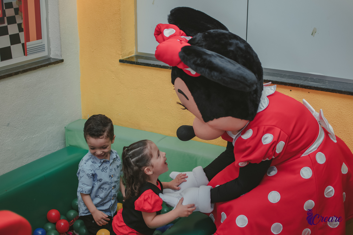 fotografia de aniversário de 3 anos com tema minnie, fotógrafo de festa infantil em São Bernardo do Campo.