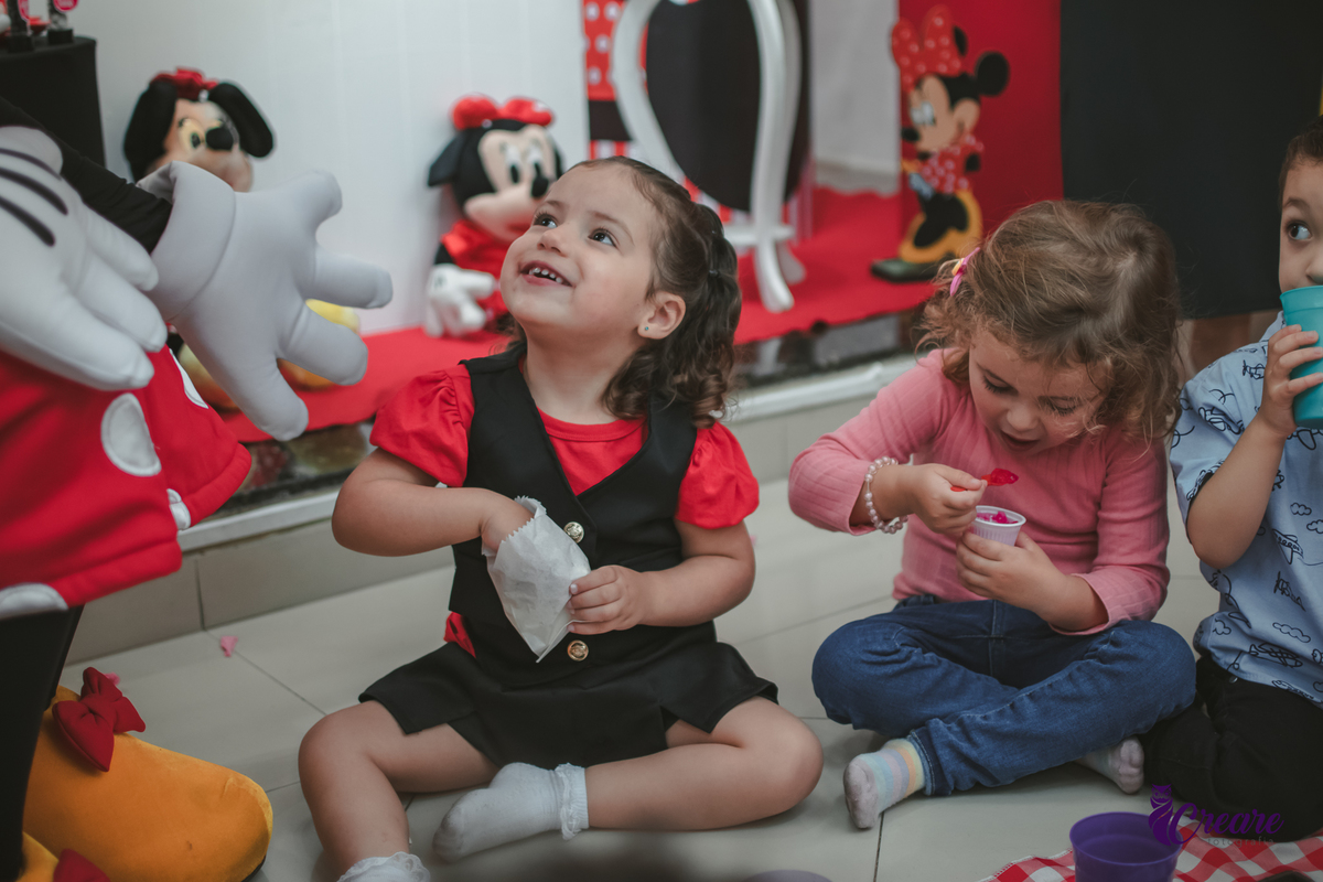 fotografia de aniversário de 3 anos com tema minnie, fotógrafo de festa infantil em São Bernardo do Campo.