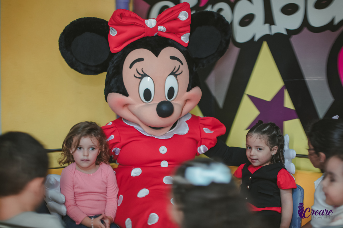 fotografia de aniversário de 3 anos com tema minnie, fotógrafo de festa infantil em São Bernardo do Campo.