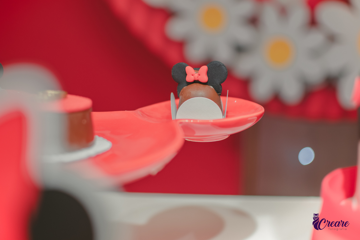 fotografia de aniversário de 3 anos com tema minnie, fotógrafo de festa infantil em São Bernardo do Campo.