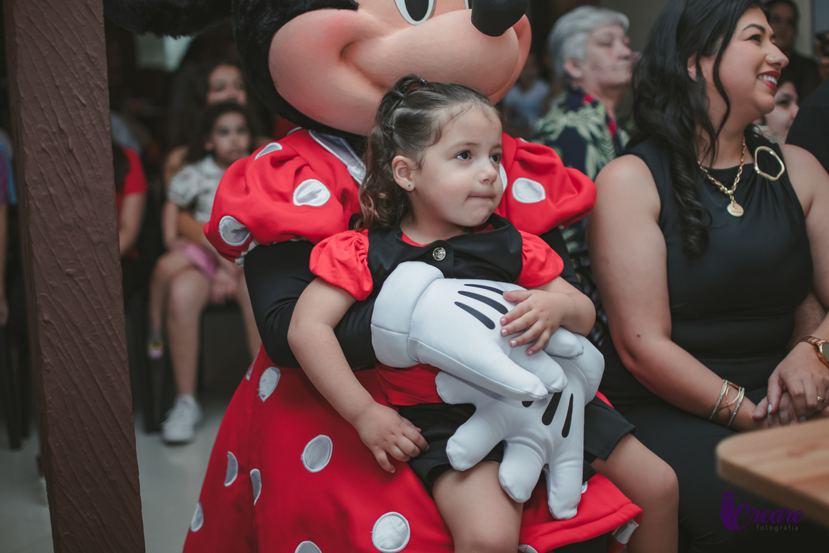 fotografia de aniversário de 3 anos com tema minnie, fotógrafo de festa infantil em São Bernardo do Campo.