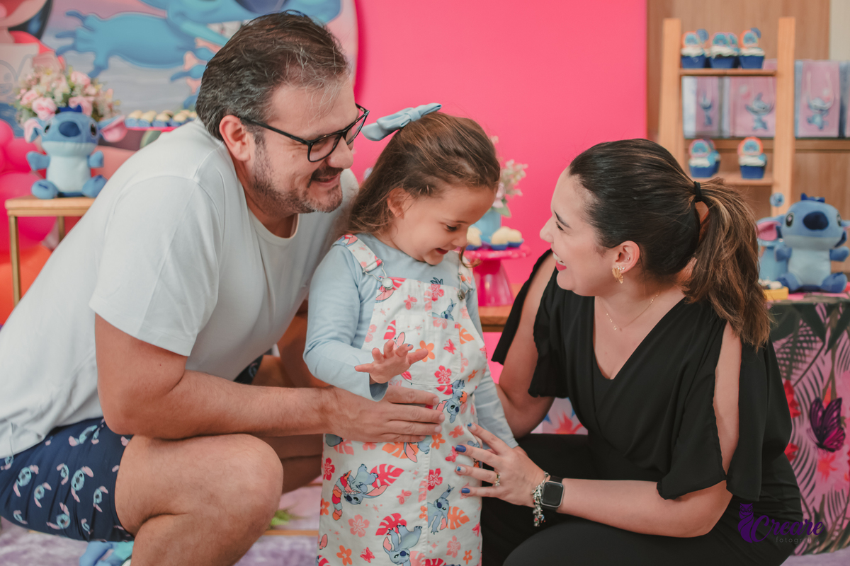 fotografia de aniversário infantil, festa de 5 anos de menina com tema Lillo e Stitch. Festa de aniversário em casa, fotógrafo em Santo André.