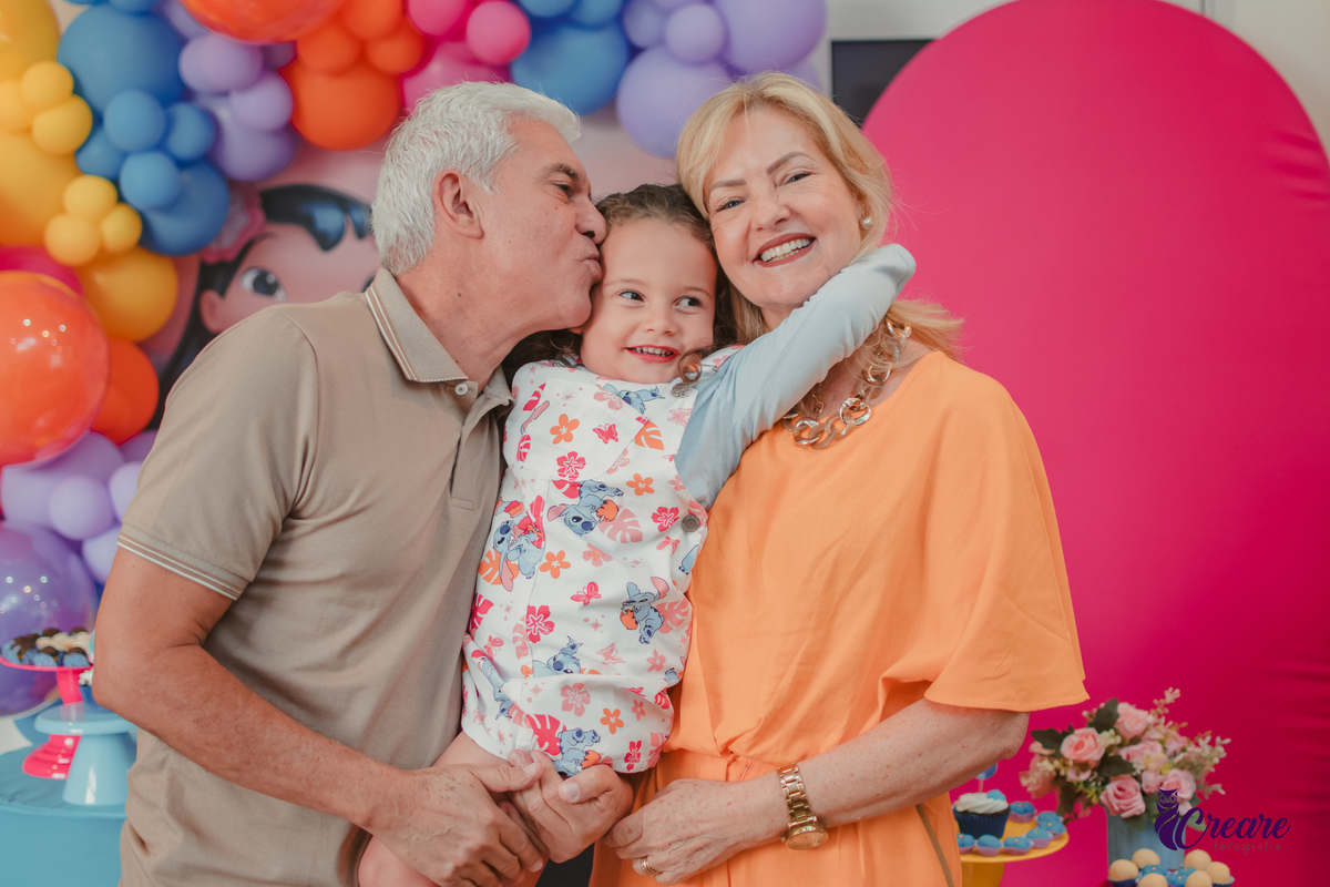 fotografia de aniversário infantil, festa de 5 anos de menina com tema Lillo e Stitch. Festa de aniversário em casa, fotógrafo em Santo André.