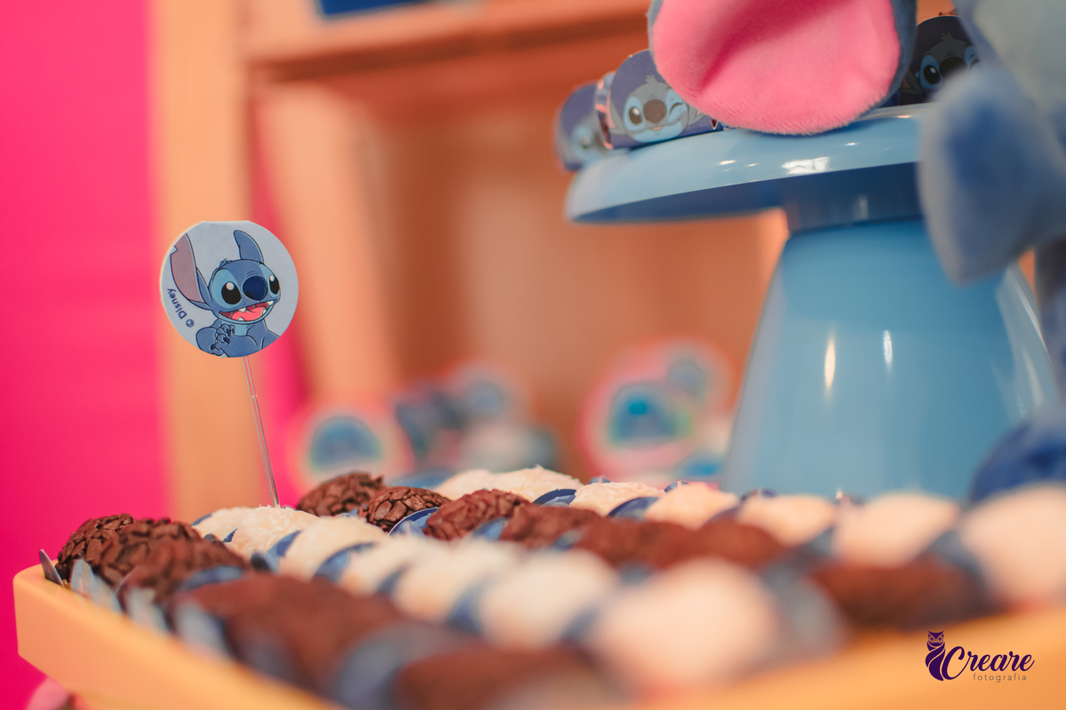 fotografia de aniversário infantil, festa de 5 anos de menina com tema Lillo e Stitch. Festa de aniversário em casa, fotógrafo em Santo André.