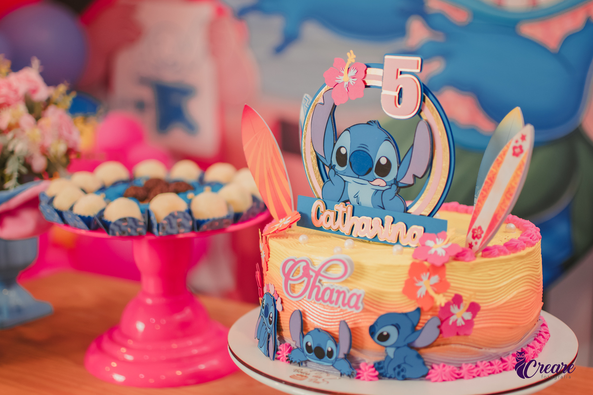 fotografia de aniversário infantil, festa de 5 anos de menina com tema Lillo e Stitch. Festa de aniversário em casa, fotógrafo em Santo André.