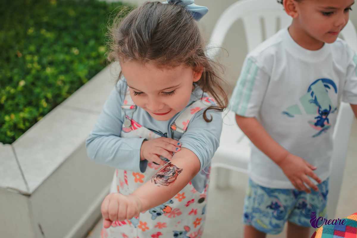 fotografia de aniversário infantil, festa de 5 anos de menina com tema Lillo e Stitch. Festa de aniversário em casa, fotógrafo em Santo André.