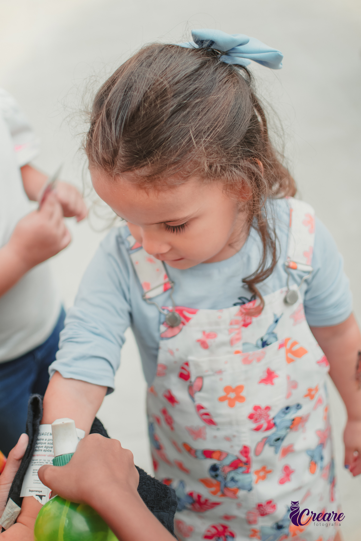 fotografia de aniversário infantil, festa de 5 anos de menina com tema Lillo e Stitch. Festa de aniversário em casa, fotógrafo em Santo André.