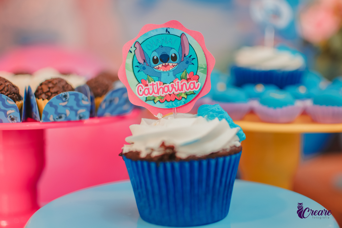 fotografia de aniversário infantil, festa de 5 anos de menina com tema Lillo e Stitch. Festa de aniversário em casa, fotógrafo em Santo André.