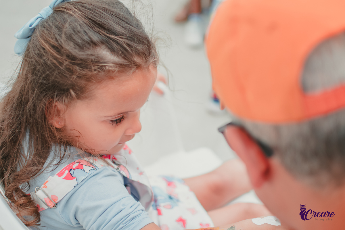 fotografia de aniversário infantil, festa de 5 anos de menina com tema Lillo e Stitch. Festa de aniversário em casa, fotógrafo em Santo André.