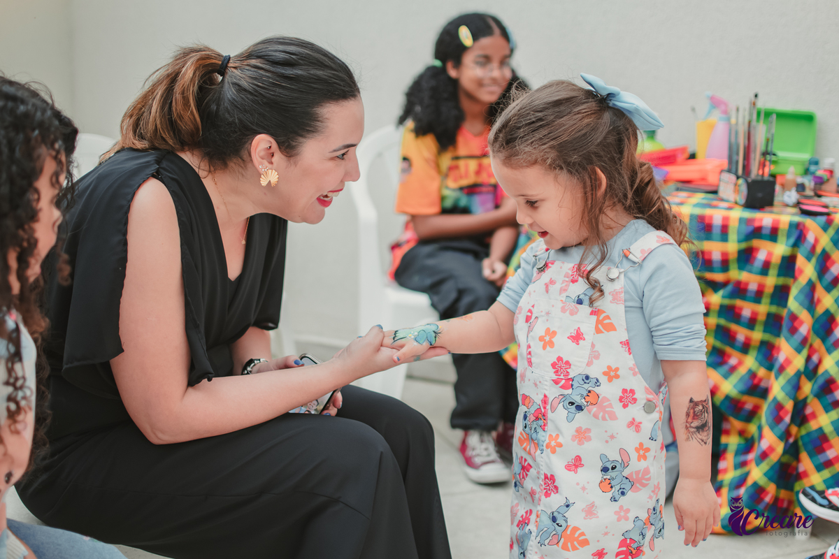 fotografia de aniversário infantil, festa de 5 anos de menina com tema Lillo e Stitch. Festa de aniversário em casa, fotógrafo em Santo André.