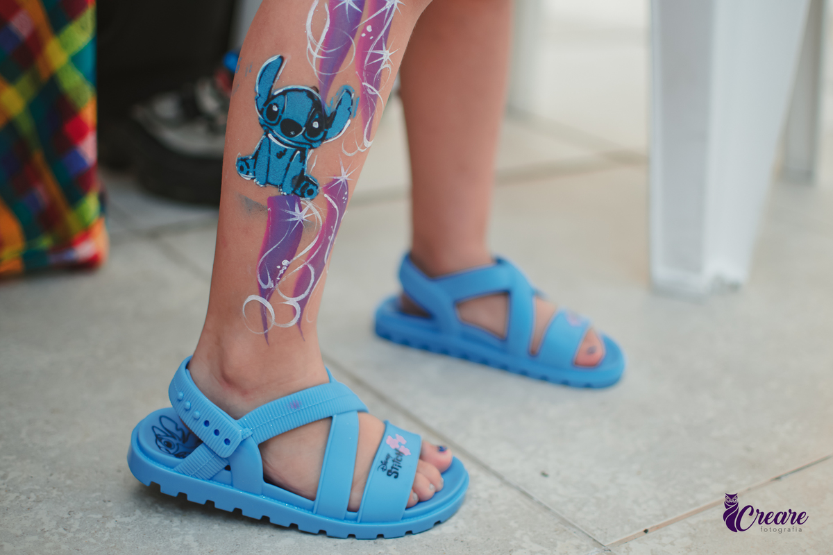 fotografia de aniversário infantil, festa de 5 anos de menina com tema Lillo e Stitch. Festa de aniversário em casa, fotógrafo em Santo André.