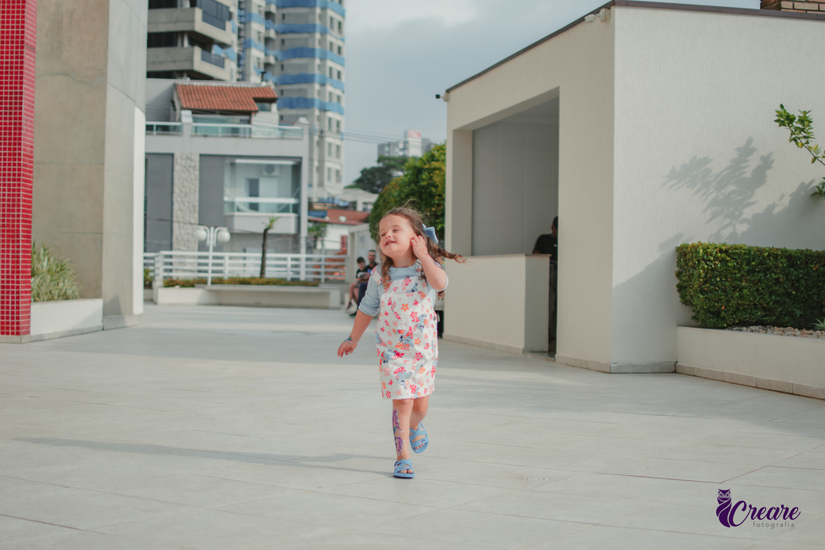 fotografia de aniversário infantil, festa de 5 anos de menina com tema Lillo e Stitch. Festa de aniversário em casa, fotógrafo em Santo André.