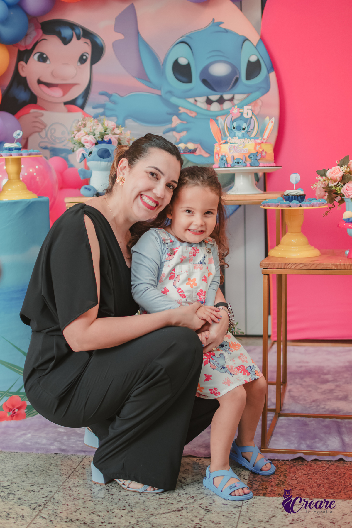 fotografia de aniversário infantil, festa de 5 anos de menina com tema Lillo e Stitch. Festa de aniversário em casa, fotógrafo em Santo André.